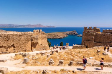 RHODES, GREECE - 14 Mayıs 2018: Yunanistan 'ın Rodos kentindeki antik Akropolis kalıntılarını ziyaret eden turistler