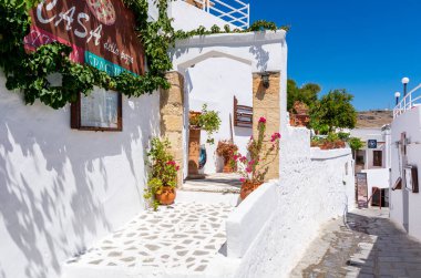 RHODES, GREECE - 14 Mayıs 2018: Rodos adasındaki Lindos köyündeki Yunan restoranı.