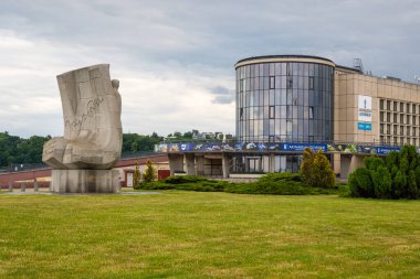 Gdynia, Polonya - 30 Haziran 2020 Gdynia Akvaryumu ve Joseph Conrad 'ın Gdynia' daki anıtı