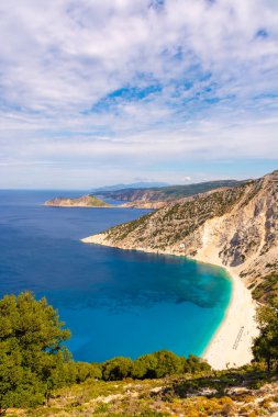 Kefalonya adasında beyaz kum ve turkuaz deniz suyuyla ünlü Myrtos plajı. Yunanistan, Avrupa