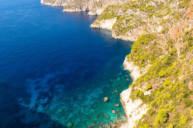 Zakynthos Adası 'ndaki Porto Schiza' da kristal suyu olan güzel bir sahil şeridi. Yunanistan.