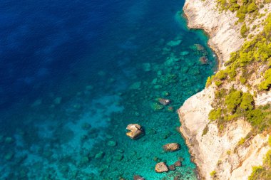 Zakynthos adasındaki Porto Schiza plajının turkuaz suyu. Yunanistan.