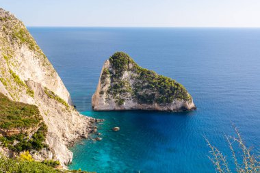 Yunanistan 'ın Zakynthos adasındaki Agalas köyü yakınlarındaki Plakaki sahilindeki inanılmaz kayalar.