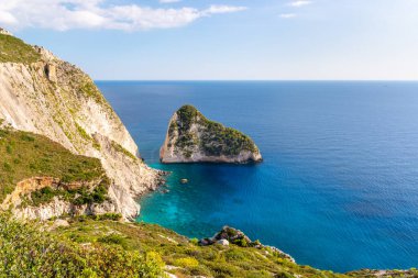 Yunanistan 'ın Zakynthos adasındaki Agalas köyü yakınlarındaki Plakaki sahilindeki inanılmaz kayalar.