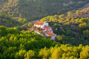 Kırmızı çatıları ağaçlarla çevrili geleneksel İspanyol evleri. Menorca Adası, Balear Adaları, İspanya