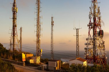 Telekomünikasyon direkleri - cep telefonu antenleri.