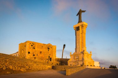 Es Mercadal, Menorca - 13 Ekim 2019: El Toro Dağı 'nın tepesindeki Manastır ve İsa Anıtı - Menorca' nın en yüksek zirvesi, Balear Adaları, İspanya
