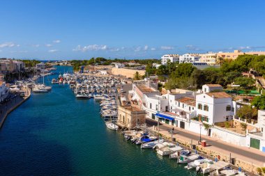 Menorca, İspanya - 15 Ekim 2019: Ciutadella limanı Menorca adasının batı kesiminde yer almaktadır.