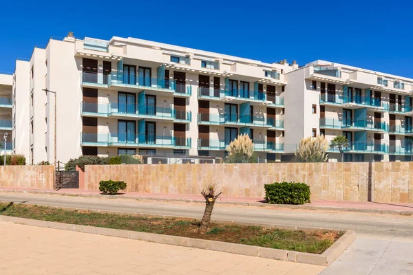 Geleneksel İspanyol mimarisi, Menorca adasındaki Ciutadella 'da deniz kenarında modern oteller. İspanya