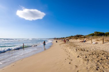 Menorca, İspanya - 15 Ekim 2019: Son Bou plajı, Menorca adasının en popüler plajlarından biri. İspanya.