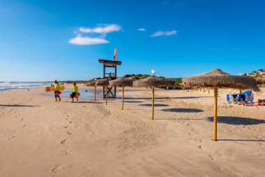 Menorca, İspanya - 15 Ekim 2019: Son Bou plajı, Menorca adasının en popüler plajlarından biri. İspanya.