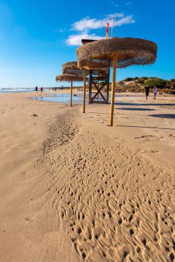 Menorca, İspanya - 15 Ekim 2019: Son Bou plajı, Menorca adasının en popüler plajlarından biri. İspanya.