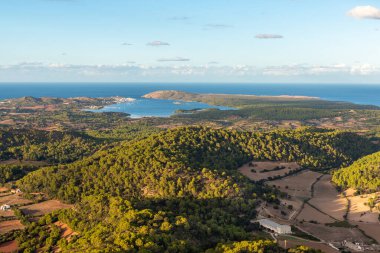 Menorca 'nın kuzey kıyıları, Balear adaları, İspanya