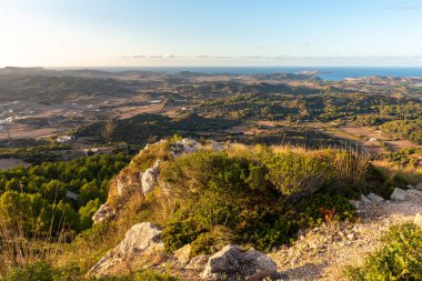 Günbatımında Menorca adasının manzara manzarası, Balear adaları, İspanya