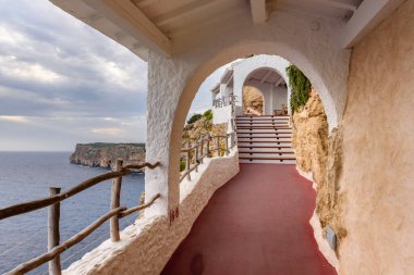 Menorca, İspanya - 14 Ekim 2019: Menorca, İspanya 'daki mağaralarda gizli bir kafeye giriş