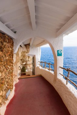 Menorca, İspanya - 14 Ekim 2019: Menorca, İspanya 'daki mağaralarda gizli bir kafeye giriş