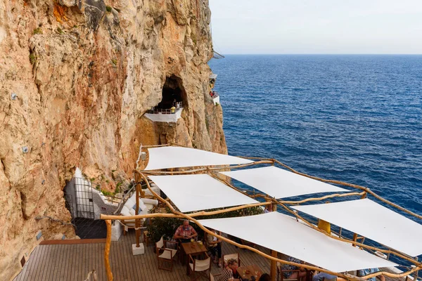 西班牙Menorca 2019年10月14日 西班牙Menorca岛上洞穴中惊人的隐蔽咖啡馆酒吧 — 图库照片