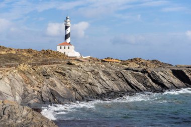 Menorca adasında deniz feneri olan doğu yakası. Balear Adaları, İspanya