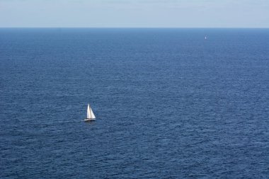 Mavi denize karşı yalnız bir yelkenli. Akdeniz, Avrupa