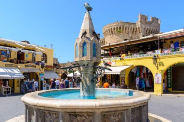 RHODES, GREECE - 13 Mayıs 2018: Hipokratous Meydanı 'ndaki Ortaçağ Çeşmesi. Rodos, Yunanistan.