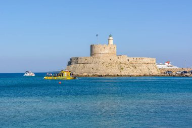 RHODES, GREECE - 13 Mayıs 2018: Mandraki Limanı ve St. Nicholas Kalesi.