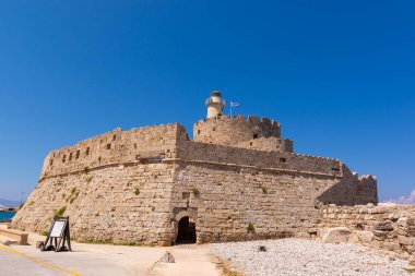 Mandrakia 'nın Rodos limanındaki Aziz Niklas Kalesi. Yunanistan
