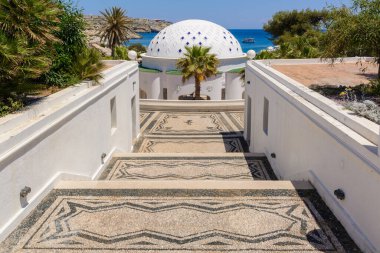 RHODES, GREECE - 13 Mayıs 2018 Kallithea Springs 'in Kallithea Körfezi' ndeki güzel kompleksi. Rodos, Yunanistan
