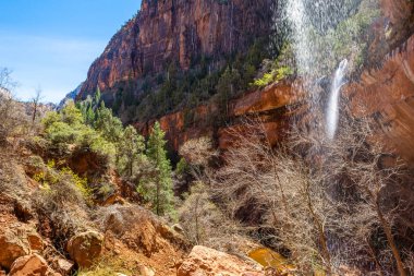 Zion Ulusal Parkı 'ndaki şelale ABD' nin güneybatısında Utah 'da yer almaktadır..