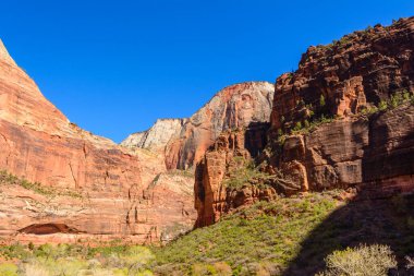 Utah 'ın güneybatısındaki Zion Ulusal Parkı' nın güzel manzarası..