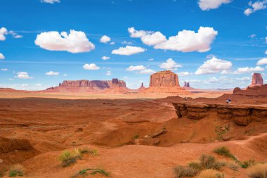 Anıt Vadisi 'nin kırmızı kayaları. Navajo Kabile Parkı manzarası, Utah / Arizona, ABD