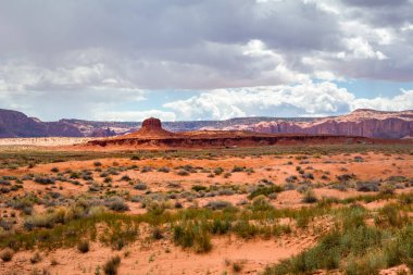 Arizona, ABD 'deki Monument Valley' de kızıl kumlu çöl.