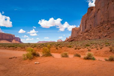 Anıt Vadisi 'nin ünlü kırmızı kayaları. Navajo Kabile Parkı manzarası, ABD