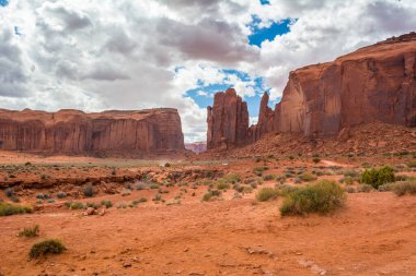 Anıt Vadisi 'nin ünlü kırmızı kayaları. Navajo Kabile Parkı manzarası, ABD