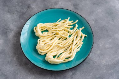 Örülmüş peynir at kuyruğu. Geleneksel cilacı, tuzlu tel peyniri