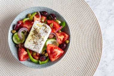 Domatesli geleneksel Yunan salatası, yeşil biber, salatalık, Kalamata zeytini, kapari, kırmızı soğan ve Feta peyniri.