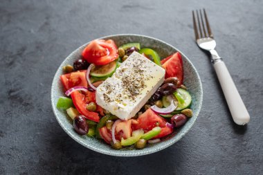 Domatesli geleneksel Yunan salatası, yeşil biber, salatalık, Kalamata zeytini, kapari, kırmızı soğan ve Feta peyniri.