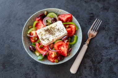 Domatesli geleneksel Yunan salatası, yeşil biber, salatalık, Kalamata zeytini, kapari, kırmızı soğan ve Feta peyniri.