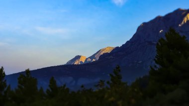 Makarska, Hırvatistan Biokovo dağlarda içinde sunlighted doruklarına harmonik resim