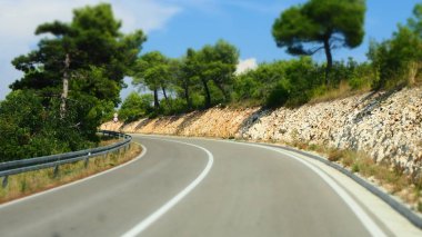 Taş döşeli, huzurlu, yalnız ve sessiz road yakınındaki Milli Park Krka Hırvatistan