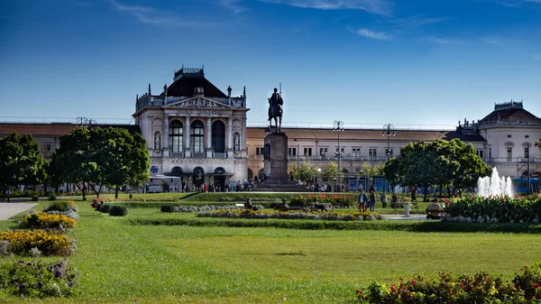 Büyük park önünde ana tren istasyonu Zagreb, Glavni kolodvor, Hırvatistan