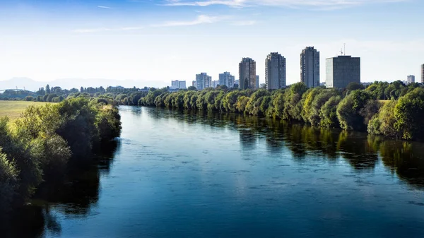 Görünüm Cityscape ve kentsel nehre kaydet Zagreb, Hırvatistan
