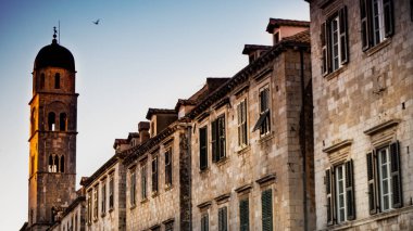 Güzel Dubrovnik'in eski çan kulesinde