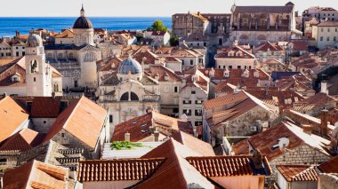 Dobruca Katedrali ve çan kulesi ile çatılar