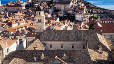 Dubrovnik eski çan kulesi ile çatılar