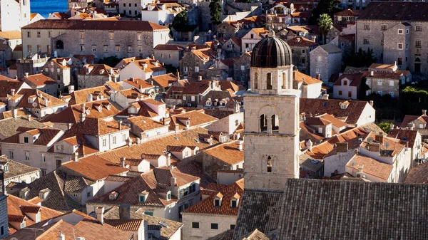 Dubrovnik eski çan kulesi ile çatılar