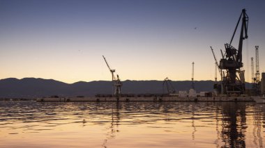 Güzel ve renkli Rijeka Limanı Kentsel Sanayi ve kargo yetenek Hırvatistan ile günbatımında