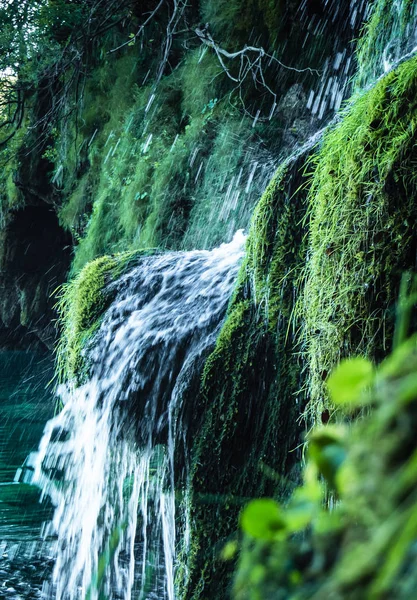 Wunderschöner Wasserfall Der Einen Grünen Hügel Hinunter Das Türkisfarbene Wasser — Stockfoto