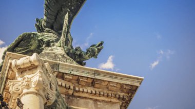 Budapeşte'deki Buda Kalesi'nin ana kapısında turl kartal heykeli, Hung