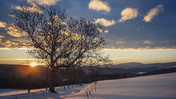 Όμορφο και πολύχρωμο Ανατολή ηλίου στα βουνά της Erzgebirge — Φωτογραφία Αρχείου