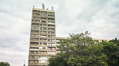 Panel evlerin nostaljik mimarisinin dış cephesi 